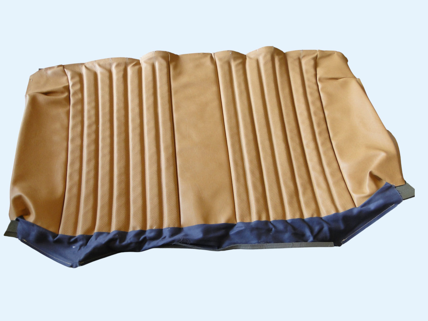 NOS Mercedes-Benz W123 Achterbank Bedekking – A1239206747 (Cover in Imitatieleer)